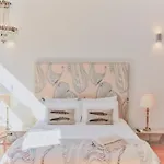 Palazzo, Antique Charm With Romantic Balcony And Ac * Oporto
