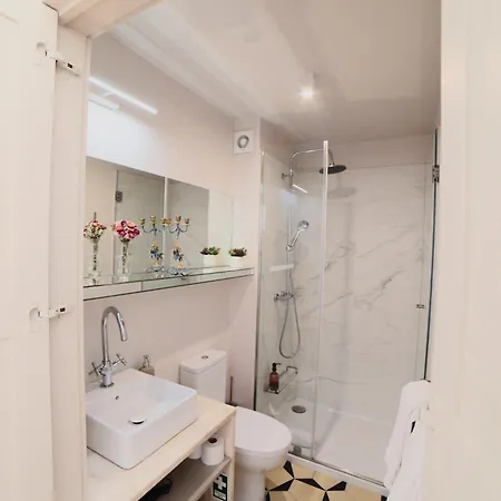 Apartmán Palazzo, Antique Charm With Romantic Balcony And Ac