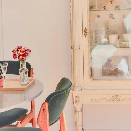 Palazzo, Antique Charm With Romantic Balcony And Ac Porto