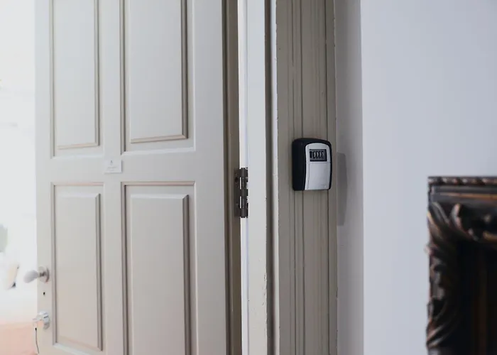 Palazzo, Antique Charm With Romantic Balcony And Ac