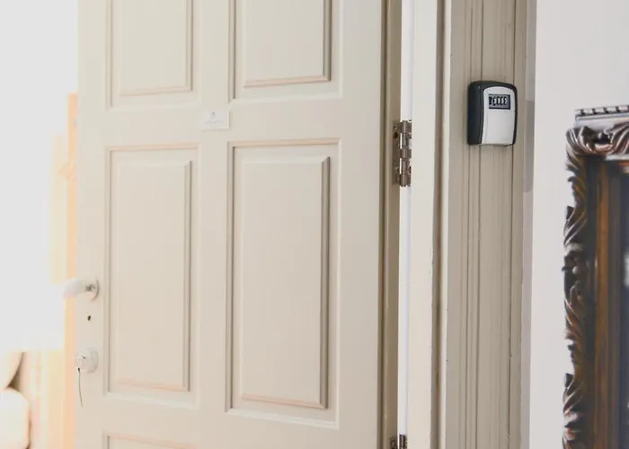 Palazzo, Antique Charm With Romantic Balcony And Ac