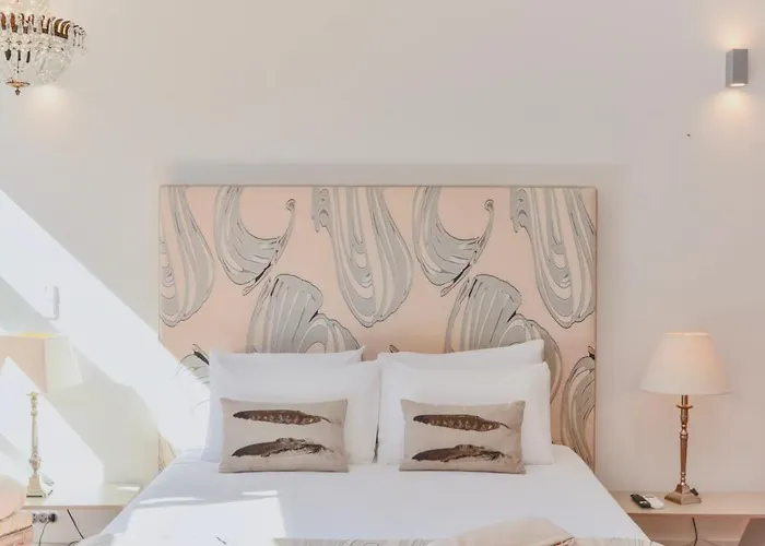 Palazzo, Antique Charm With Romantic Balcony And Ac * 포르투