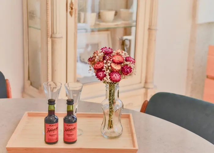 Palazzo, Antique Charm With Romantic Balcony And Ac 포르투