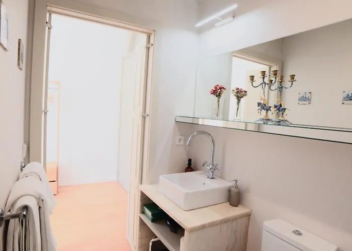 Palazzo, Antique Charm With Romantic Balcony And Ac *