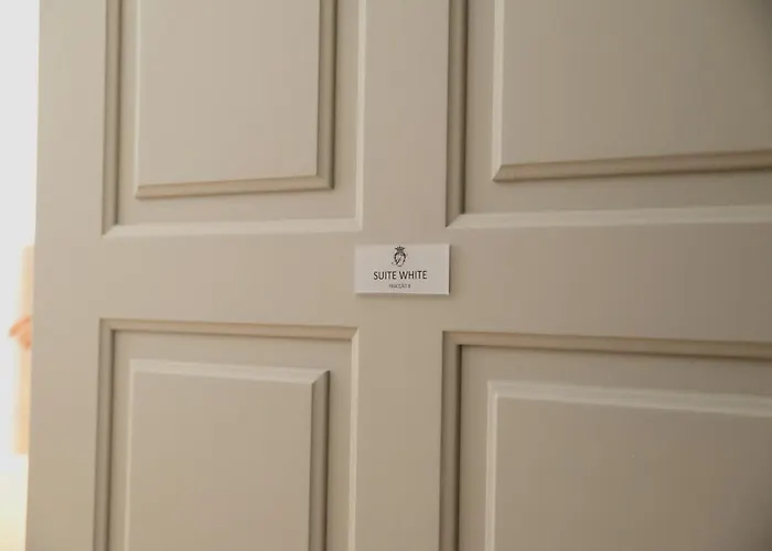 Palazzo, Antique Charm With Romantic Balcony And Ac