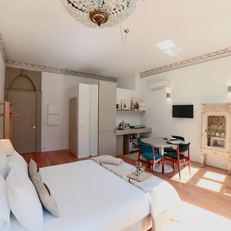 아파트 Palazzo, Antique Charm With Romantic Balcony And Ac