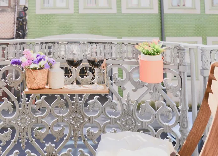 Palazzo, Antique Charm With Romantic Balcony And Ac Porto