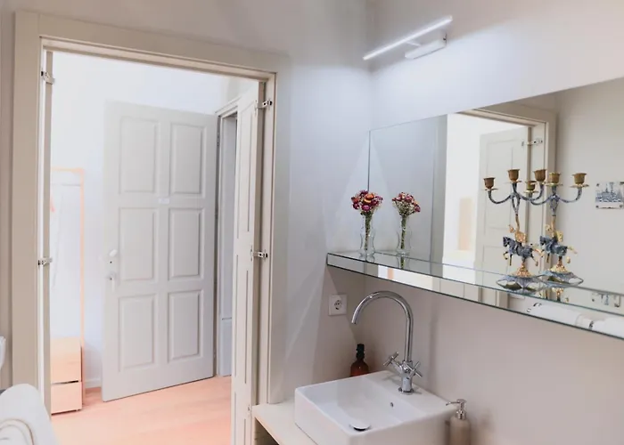 Palazzo, Antique Charm With Romantic Balcony And Ac *