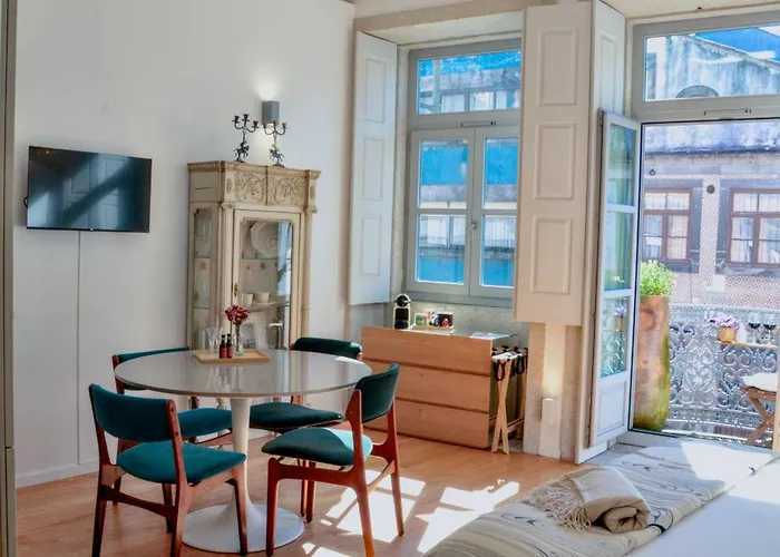 Palazzo, Antique Charm With Romantic Balcony And Ac Apartment