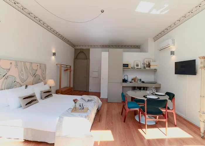 Palazzo, Antique Charm With Romantic Balcony And Ac